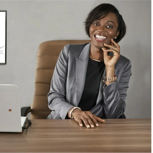 Responsable logistique consultant une carte sur écran