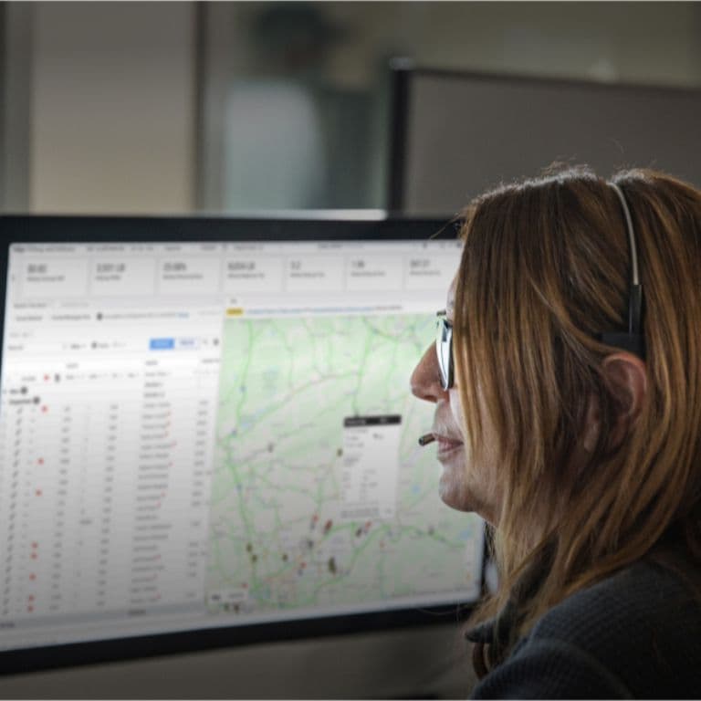 Personne utilisant un ordinateur avec interface cartographique