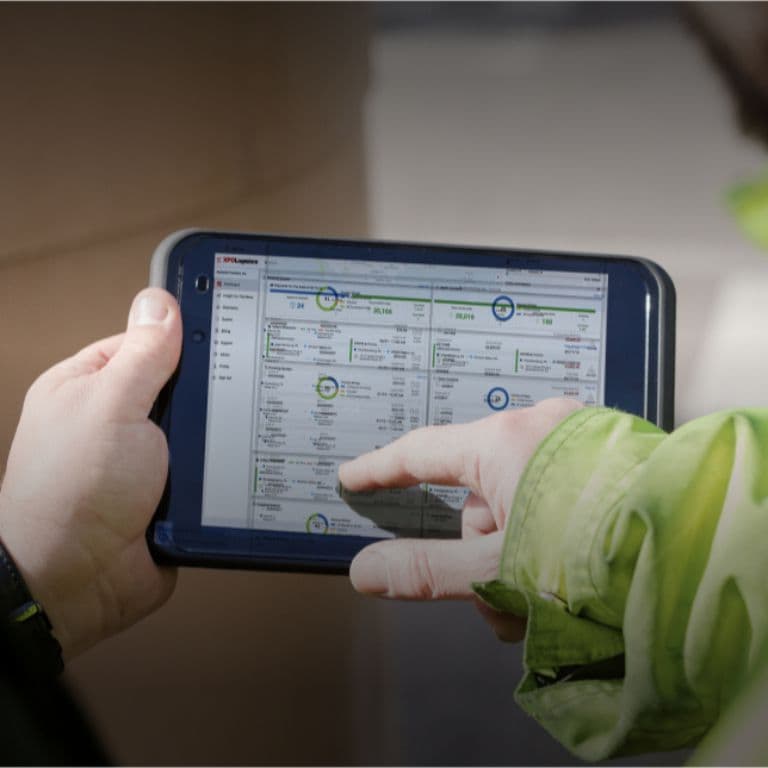 Main tenant une tablette avec données logistiques